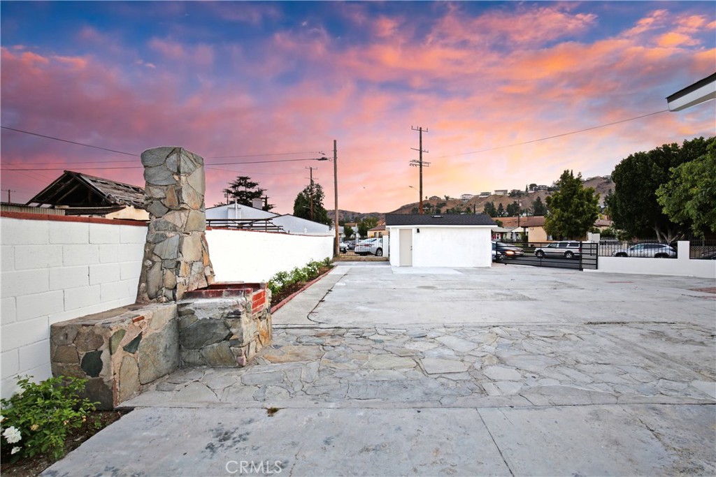 https://media.crmls.org/medias/e1e4764d-6b31-4af3-a1aa-3cf1627c4e1f.jpg?preset=X-Large