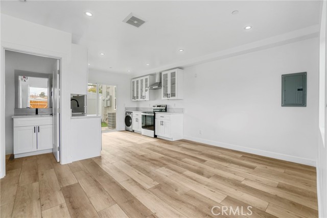 Detail Gallery Image 27 of 43 For 7909 Aldea Ave, Lake Balboa,  CA 91406 - 6 Beds | 5/2 Baths