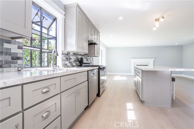 Detail Gallery Image 9 of 33 For 11256 Haskell Ave, Granada Hills,  CA 91344 - 4 Beds | 3 Baths