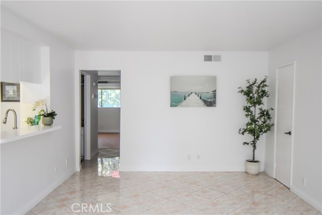 Detail Gallery Image 4 of 41 For 609 S Newhope St #C,  Santa Ana,  CA 92704 - 2 Beds | 1/1 Baths