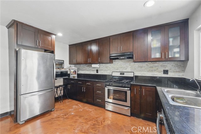 Detail Gallery Image 5 of 25 For 9334 Pioneer Bld, Santa Fe Springs,  CA 90670 - 4 Beds | 2 Baths