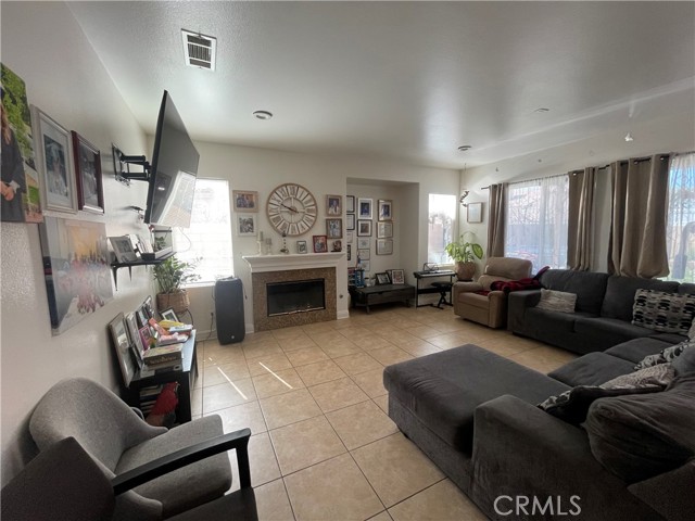 Detail Gallery Image 4 of 21 For 43407 Hampton, Lancaster,  CA 93536 - 4 Beds | 2/1 Baths