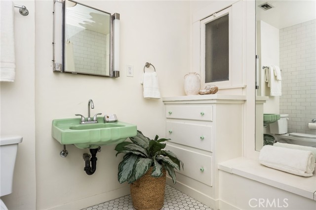 373 Gladys Avenue photo 22