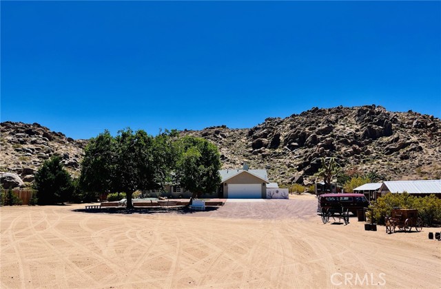24212 Kansa Road, Apple Valley CA: https://media.crmls.org/medias/e1f01f80-49cb-4727-8787-9482251a9b6b.jpg