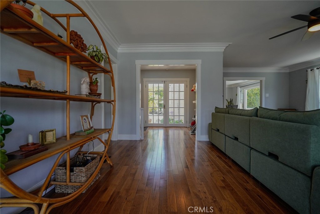 https://media.crmls.org/medias/e1f0ae70-6808-4b26-a7db-e87249b50049.jpg?preset=X-Large