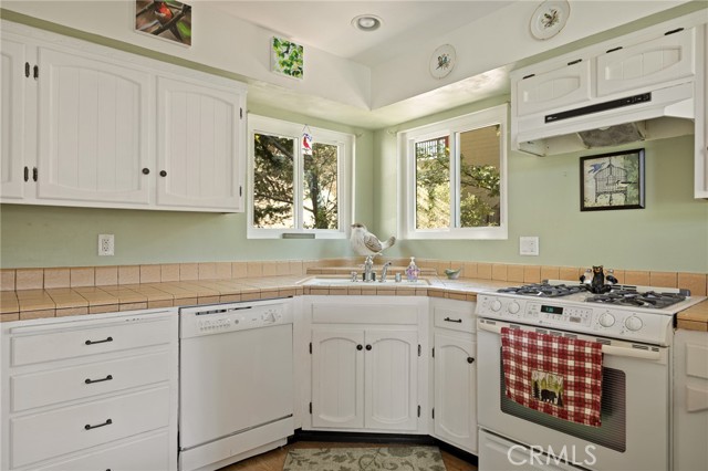 Detail Gallery Image 16 of 23 For 26495 Walnut Hills Dr, Lake Arrowhead,  CA 92391 - 3 Beds | 2 Baths