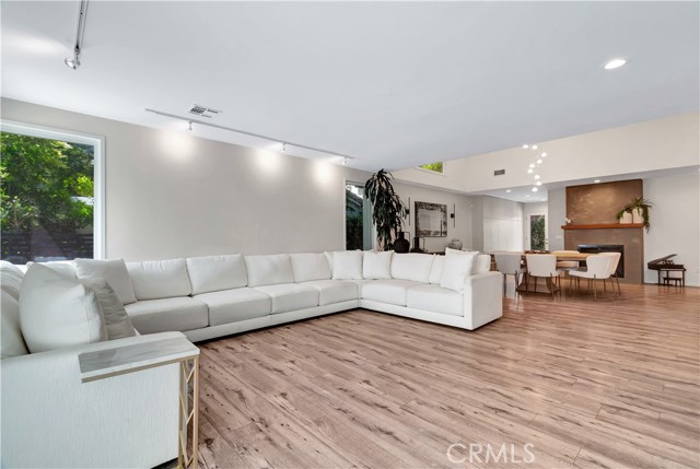 Detail Gallery Image 8 of 42 For 4974 Canoga Ave, Woodland Hills,  CA 91364 - 4 Beds | 4 Baths