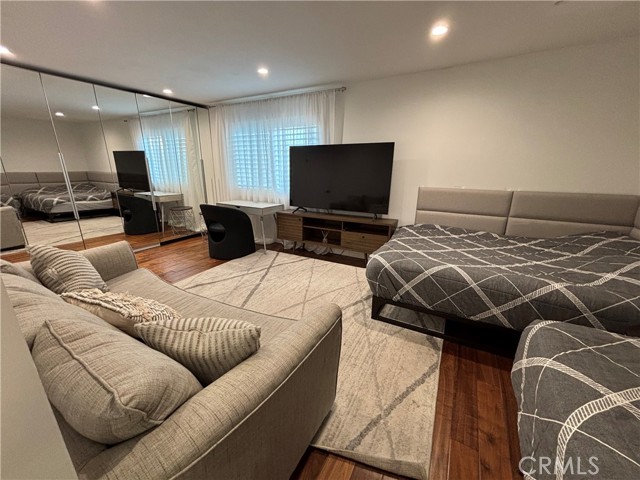 5533 Edward E Horton Lane, Encino CA: https://media.crmls.org/medias/e1f1a192-9c29-476a-965a-619a3af50fdd.jpg