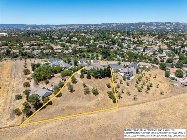 1226 Kapareil Lane, Paso Robles CA: https://media.crmls.org/medias/e1f3aecb-e936-4006-8620-338188461ff4.jpg