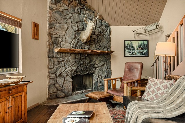 Detail Gallery Image 2 of 30 For 1256 Grass Valley, Lake Arrowhead,  CA 92352 - 3 Beds | 2 Baths