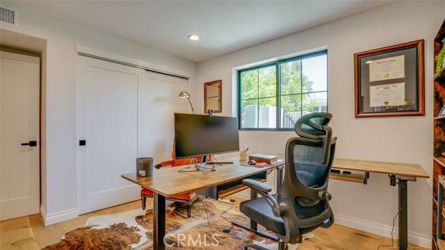 Detail Gallery Image 37 of 57 For 22914 Gershwin Dr, Woodland Hills,  CA 91364 - 5 Beds | 4/1 Baths
