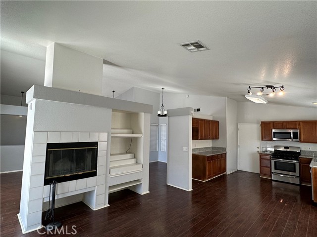 Detail Gallery Image 7 of 25 For 6028 W Avenue J4, Lancaster,  CA 93536 - 4 Beds | 2 Baths