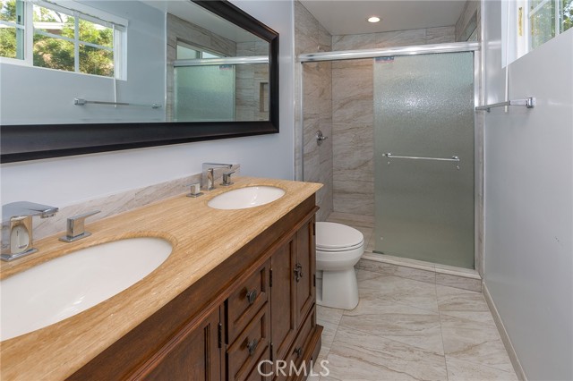 Detail Gallery Image 2 of 14 For 5202 Woodman Ave, Sherman Oaks,  CA 91401 - 5 Beds | 4 Baths