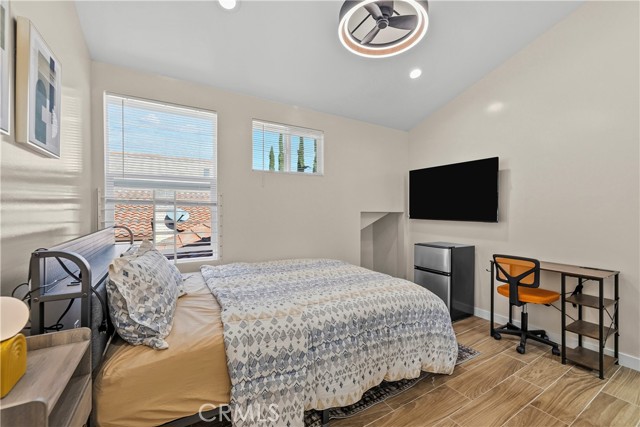 Detail Gallery Image 9 of 33 For 6920 1/2 Loma Verde, Canoga Park,  CA 91303 - 3 Beds | 3 Baths