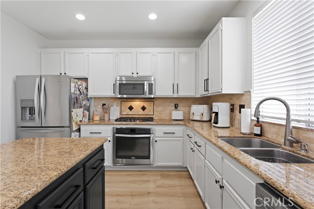 Detail Gallery Image 14 of 61 For 1855 Stanwich, Corona,  CA 92883 - 4 Beds | 2/1 Baths