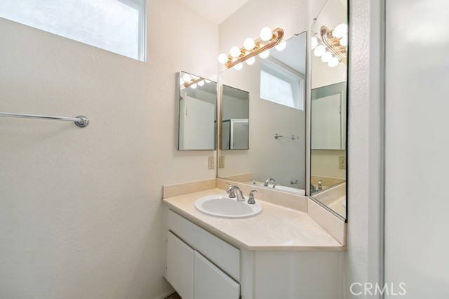 40 Brownfield Lane, Pomona CA: https://media.crmls.org/medias/e1fbe137-c9f7-49ec-a911-b8182ac427fb.jpg