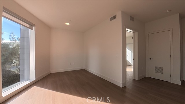 Detail Gallery Image 4 of 25 For 12117 Valleyheart Dr #301,  Studio City,  CA 91604 - 1 Beds | 1 Baths