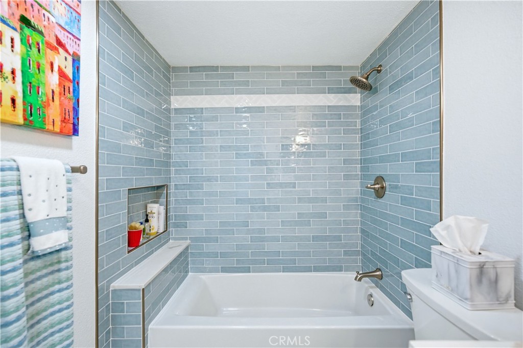 https://media.crmls.org/medias/e1fe8ccd-48ce-4488-96b6-767dd7af5d3e.jpg?preset=X-Large