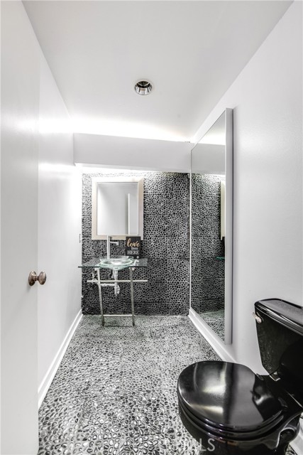 1401 S Bentley Avenue, Los Angeles CA: https://media.crmls.org/medias/e1fe9a26-ee75-441d-a734-97384b27b97a.jpg