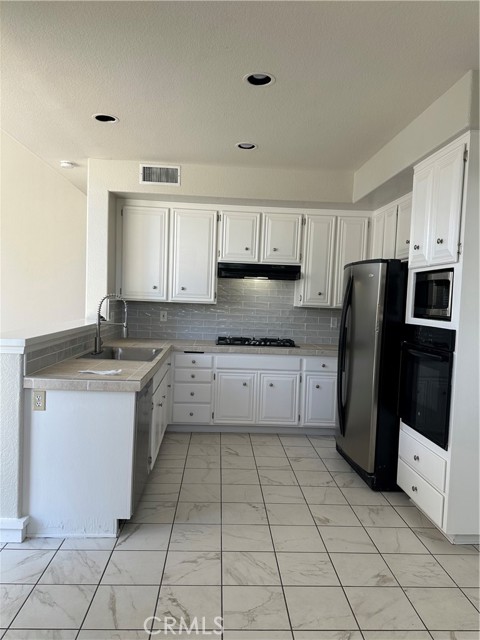 Detail Gallery Image 3 of 8 For 32149 Callesito Fadrique, Temecula,  CA 92592 - 4 Beds | 2/1 Baths