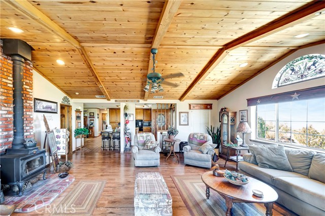 11720 Honeybee Lane, Juniper Hills CA: https://media.crmls.org/medias/e202d9e5-3f3a-4b3c-8fe9-2d1080013924.jpg