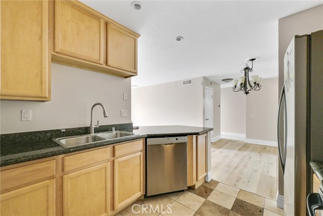 Detail Gallery Image 10 of 26 For 2450 San Gabriel, Corona,  CA 92882 - 2 Beds | 2 Baths