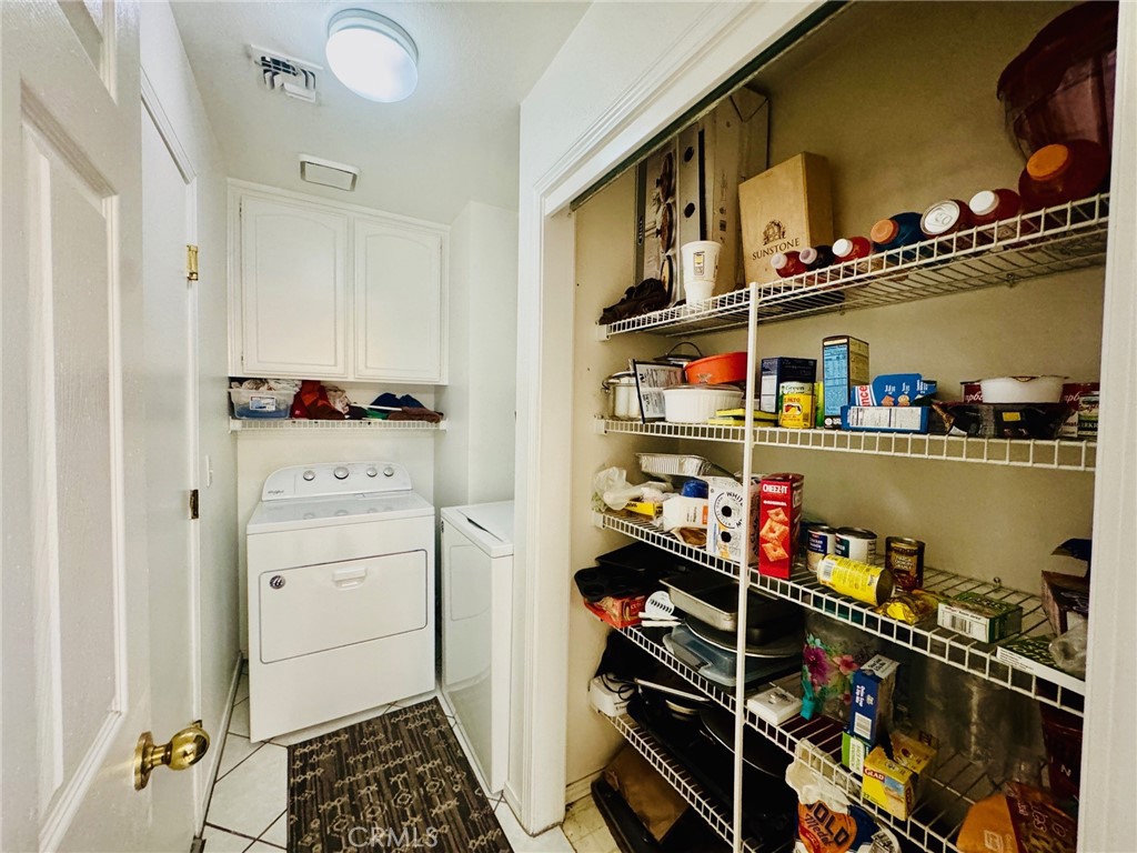 https://media.crmls.org/medias/e2043d07-cdc2-460b-95c9-8a80e85ca7f1.jpg?preset=X-Large