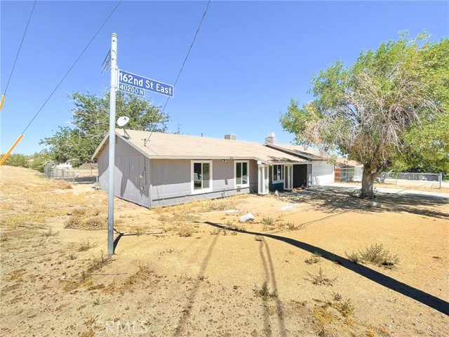 40205 162nd E Street, Palmdale CA: https://media.crmls.org/medias/e2072f52-39a6-4231-aa1b-c80a5f7a9881.jpg