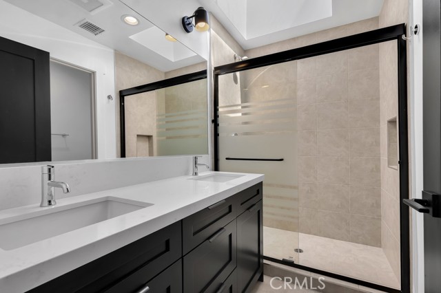 11304 Victory Boulevard, North Hollywood CA: https://media.crmls.org/medias/e20c91b1-a1ad-4af4-a47f-48ee00527e37.jpg