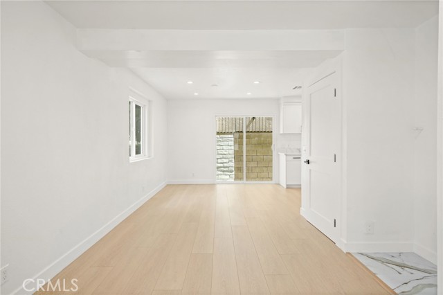 Detail Gallery Image 8 of 33 For 7010 Lennox Ave #B,  Van Nuys,  CA 91405 - 4 Beds | 2 Baths