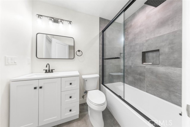 Detail Gallery Image 11 of 12 For 14727 Leadwell, Van Nuys,  CA 91405 - 3 Beds | 2/1 Baths