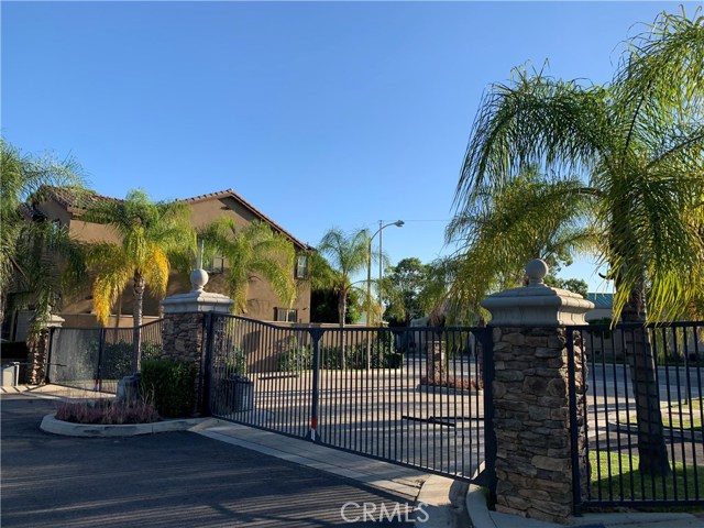 938 Waverly Place West Covina, California This beautiful home is located in the prestigious Waverly gated community, features with modern design, nice kitchen with kitchen island, spacious bedroom, and an entertaining backyard. Super convenient location, Westfield mall, the Lakes mall, Regal Edwards West Covina, and West Covina High School are all within several minutes' driving distance. Come to enjoy and submit your application today.