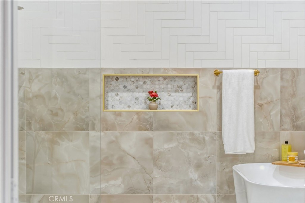 https://media.crmls.org/medias/e2138fdf-aaef-431a-8b56-33e010d861fa.jpg?preset=X-Large