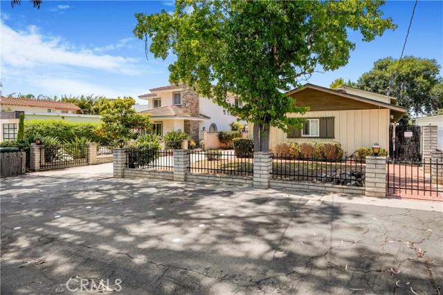 1300 Oak Avenue, Carlsbad CA: https://media.crmls.org/medias/e214dd73-1da7-47ed-b9fa-49e626132685.jpg