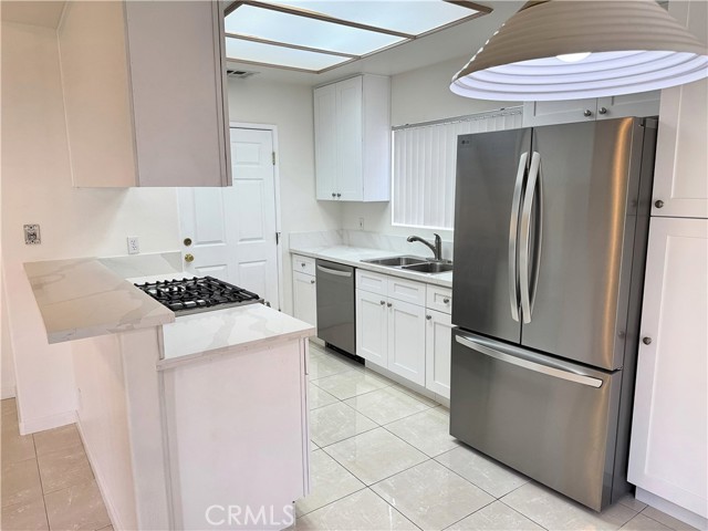 Detail Gallery Image 6 of 18 For 18319 Hart St #3,  Reseda,  CA 91335 - 4 Beds | 4 Baths