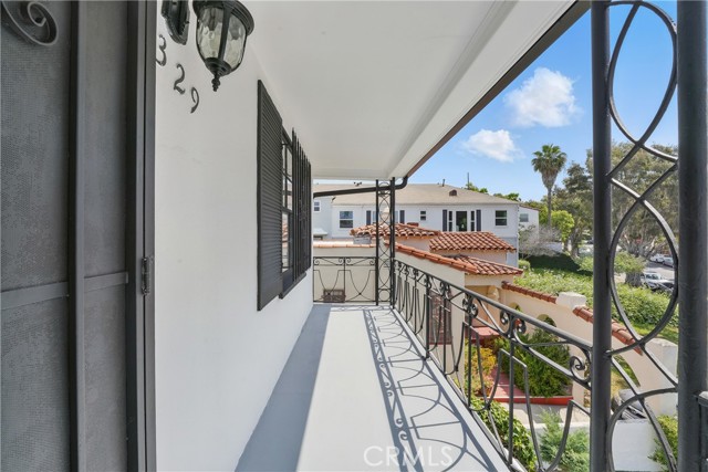 1327 S Burnside Avenue, Los Angeles CA: https://media.crmls.org/medias/e216470c-45db-4805-aadf-90c2f0df505f.jpg