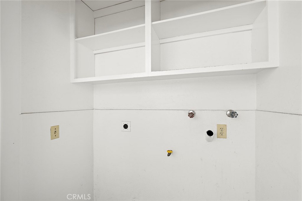 https://media.crmls.org/medias/e2192df6-e5a8-4e85-9e6b-fd708da8dcaf.jpg?preset=X-Large