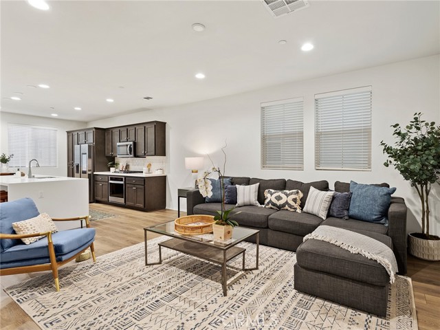 Detail Gallery Image 17 of 53 For 11238 N Mission Heights Dr, –,  CA 91345 - 3 Beds | 3 Baths