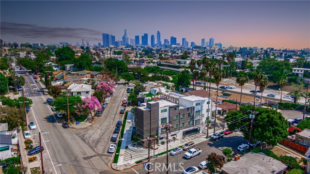 2828 London Street, Los Angeles CA: https://media.crmls.org/medias/e21c298d-d2b1-4385-95c2-f25d0eaa6daa.jpg