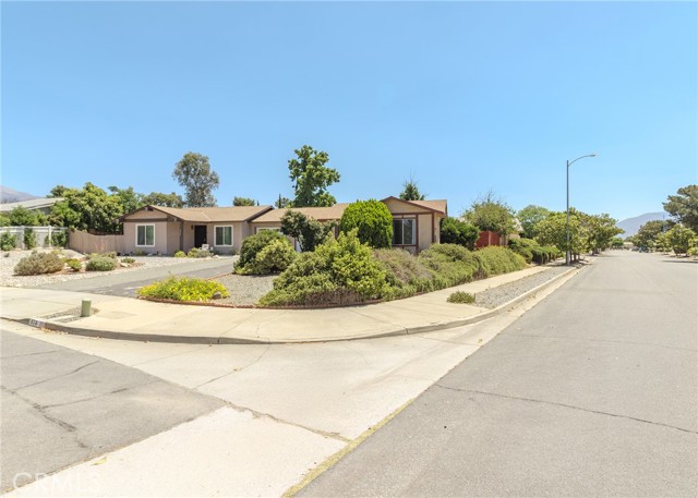 178 Janan Court, Banning CA: https://media.crmls.org/medias/e21d3c53-4e0a-4463-9123-088dc37f1151.jpg