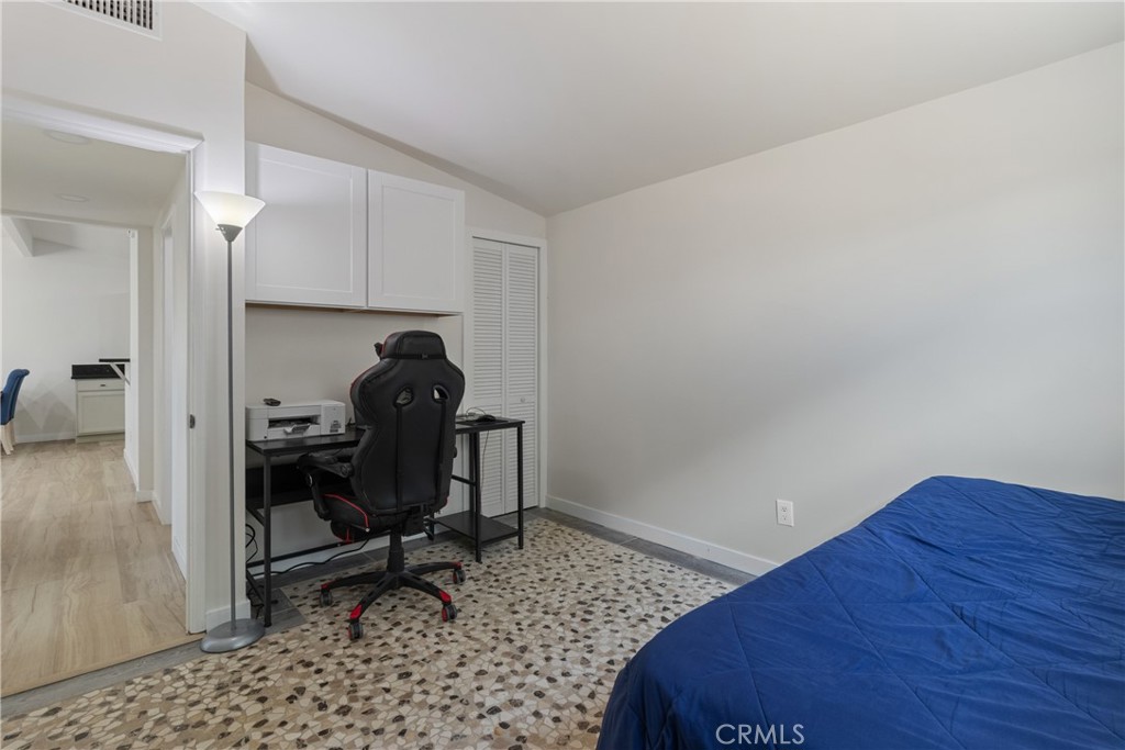 https://media.crmls.org/medias/e21d9897-5197-46fd-9e67-8988377db551.jpg?preset=X-Large