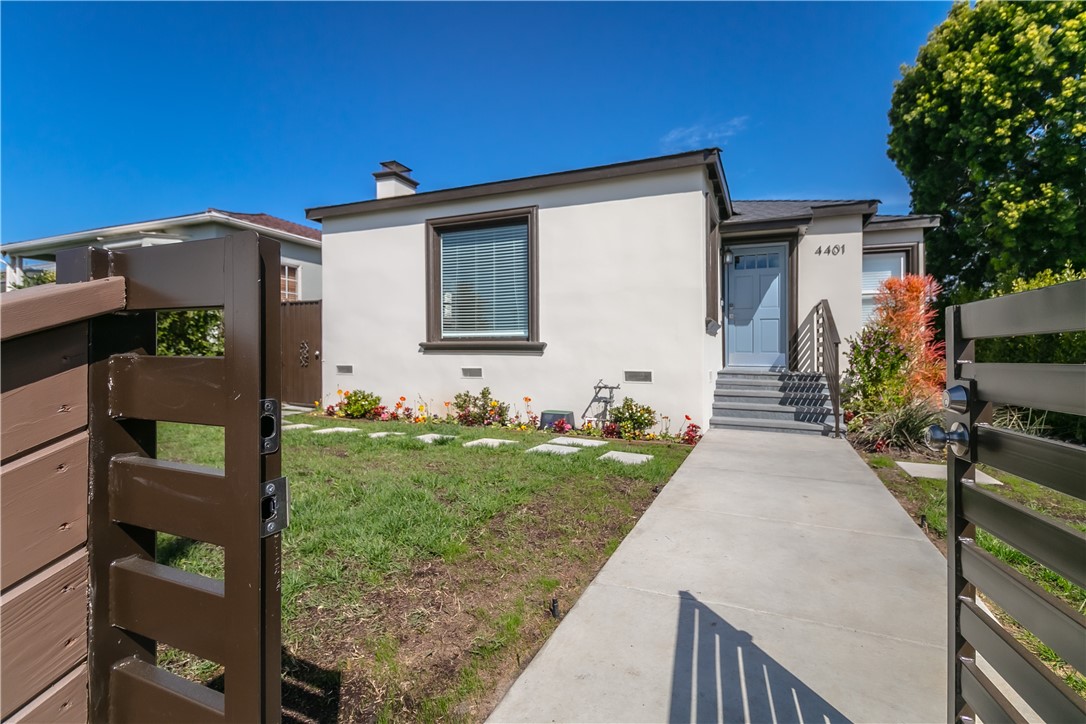 Detail Gallery Image 2 of 15 For 4401 W 58th Pl, Los Angeles,  CA 90043 - 3 Beds | 3/1 Baths