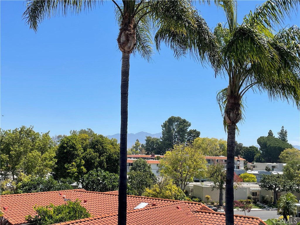https://media.crmls.org/medias/e220e567-071b-468e-81a2-6d0ab45c0ca3.jpg?preset=X-Large