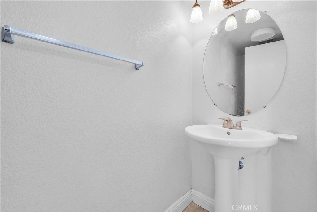https://media.crmls.org/medias/e22599ff-40a3-450b-8247-205bf18d748a.jpg?preset=X-Large