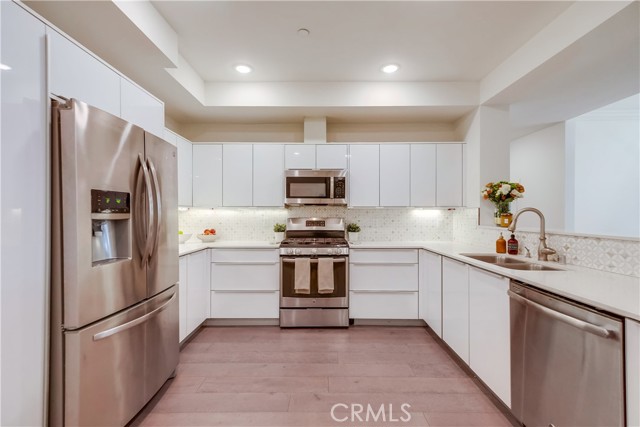 Detail Gallery Image 6 of 33 For 5253 Vantage Ave #105,  Valley Village,  CA 91607 - 4 Beds | 2 Baths