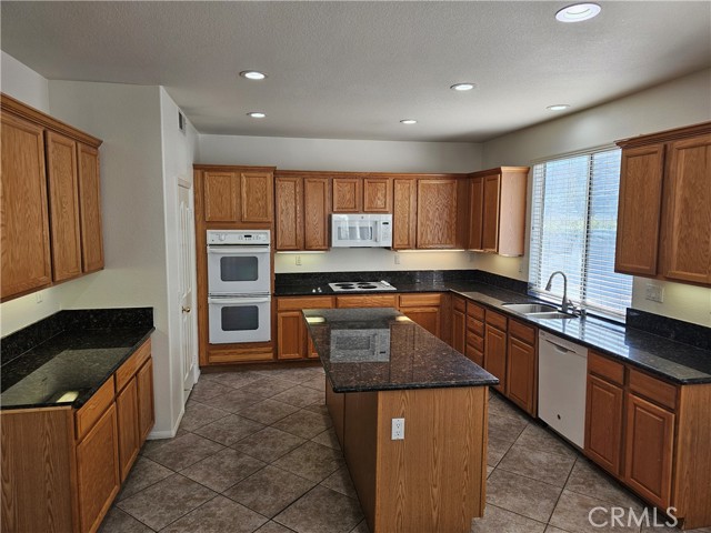 Detail Gallery Image 3 of 34 For 33429 Barrington Dr, Temecula,  CA 92592 - 4 Beds | 4 Baths