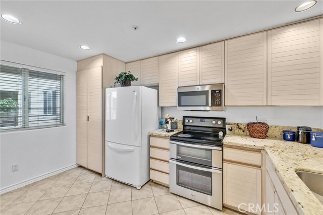 Image 9 of 40 For 2233 Martin  302