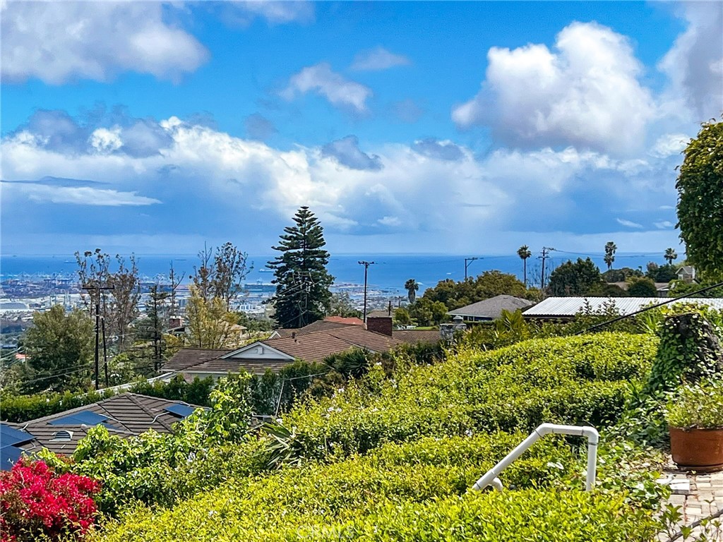 https://media.crmls.org/medias/e22d394d-2aec-4776-b292-2fd5bafa84aa.jpg?preset=X-Large