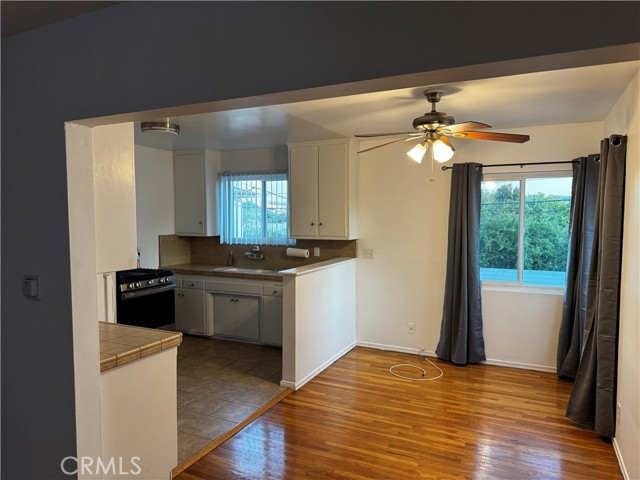 Detail Gallery Image 3 of 4 For 14222 Sylvan, Van Nuys,  CA 91401 - 1 Beds | 1 Baths