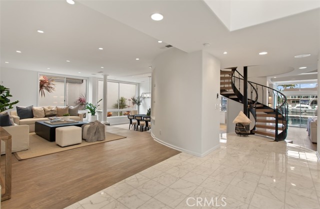 16201 Santa Barbara Lane, Huntington Beach CA: https://media.crmls.org/medias/e22eeb2d-3ae2-4100-8ba3-bf4eb3d36ce1.jpg